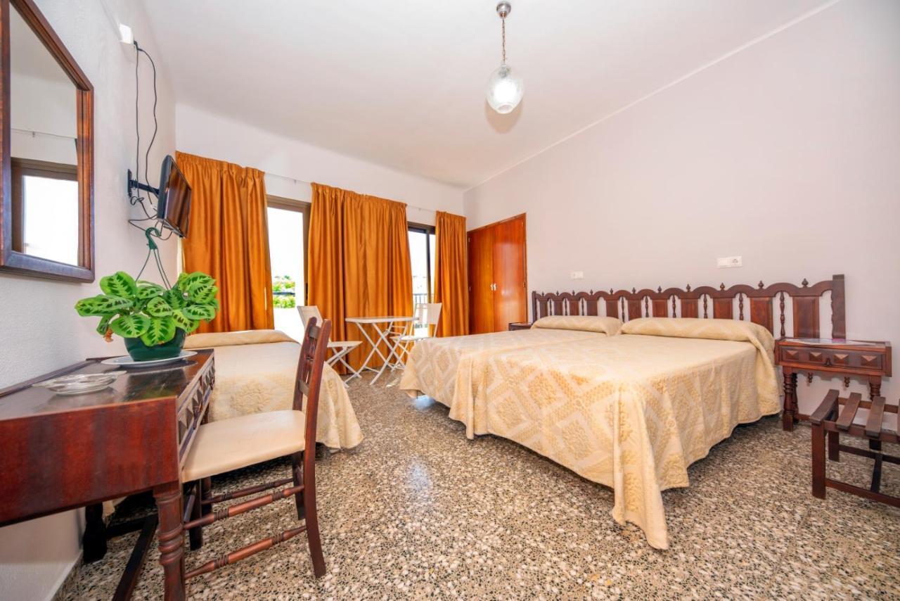 Hostal Y Apartamentos Santa Eulalia 산타 에우랄리아 데 리오 외부 사진