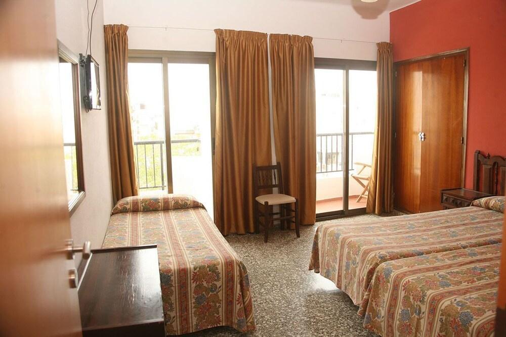 Hostal Y Apartamentos Santa Eulalia 산타 에우랄리아 데 리오 외부 사진